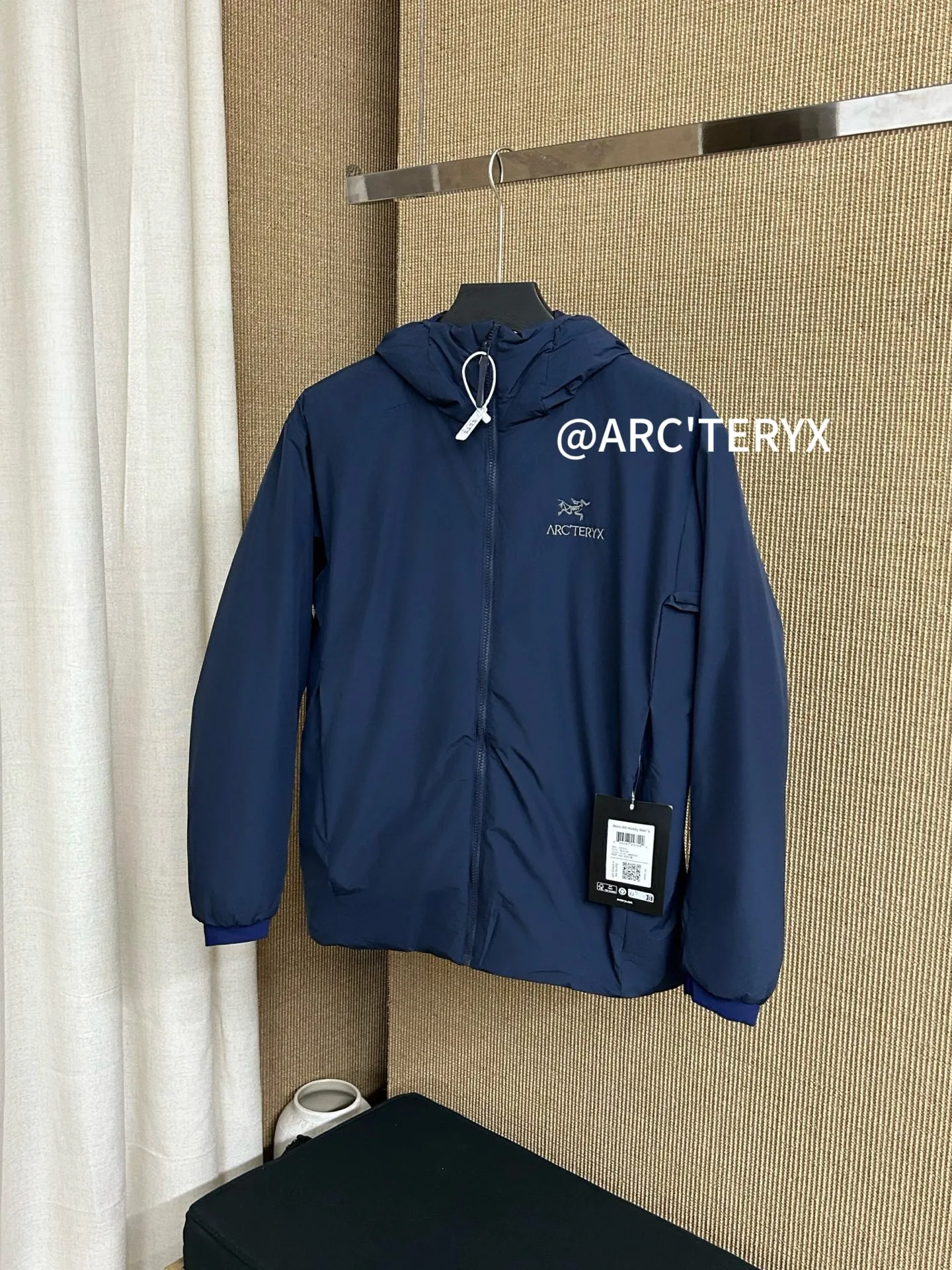 【Arcteryx Atom Hoody 】 : Arcteryx， ， ， 。 ， ， 。 ，Arcteryx ， 。Quality、 ， 。 ， + : ✅ 100% ，Tyono 30 ， ， ✅ ， Wear-Resistant Breathable ✅ ， ， ✅ ， ， ， ✅ 、 ， ， ✅ logo ， ✅ YKK， ✅ ：Coreloft TM Continuous 65 ， ✅（65g/m 2) : ，Breathable ，ATOM Coreloft TM Continuous ， ， ， ， Wear-Resistant ， ， ， 。